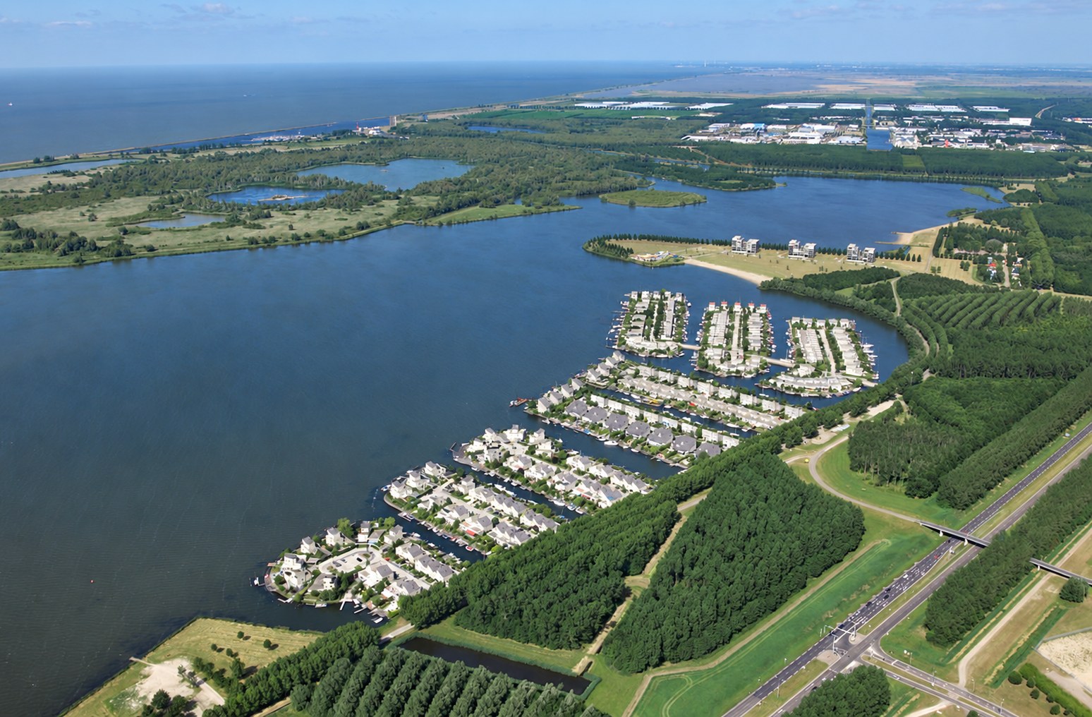 Luchtfoto van Noorderplassen met woningen, water en groen
